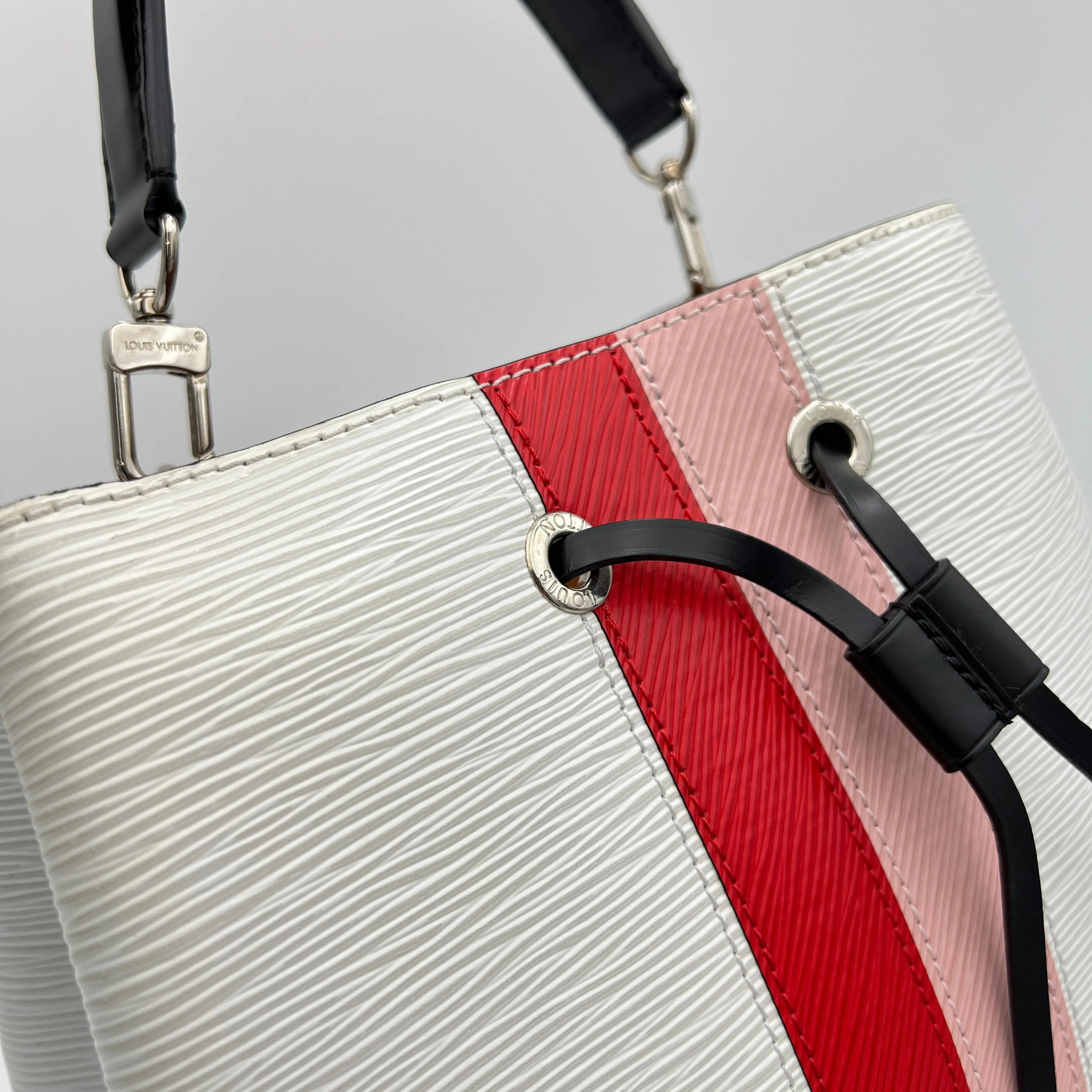 NeoNoe MM White Bucket Bag in Epi Leather, Silver hardware