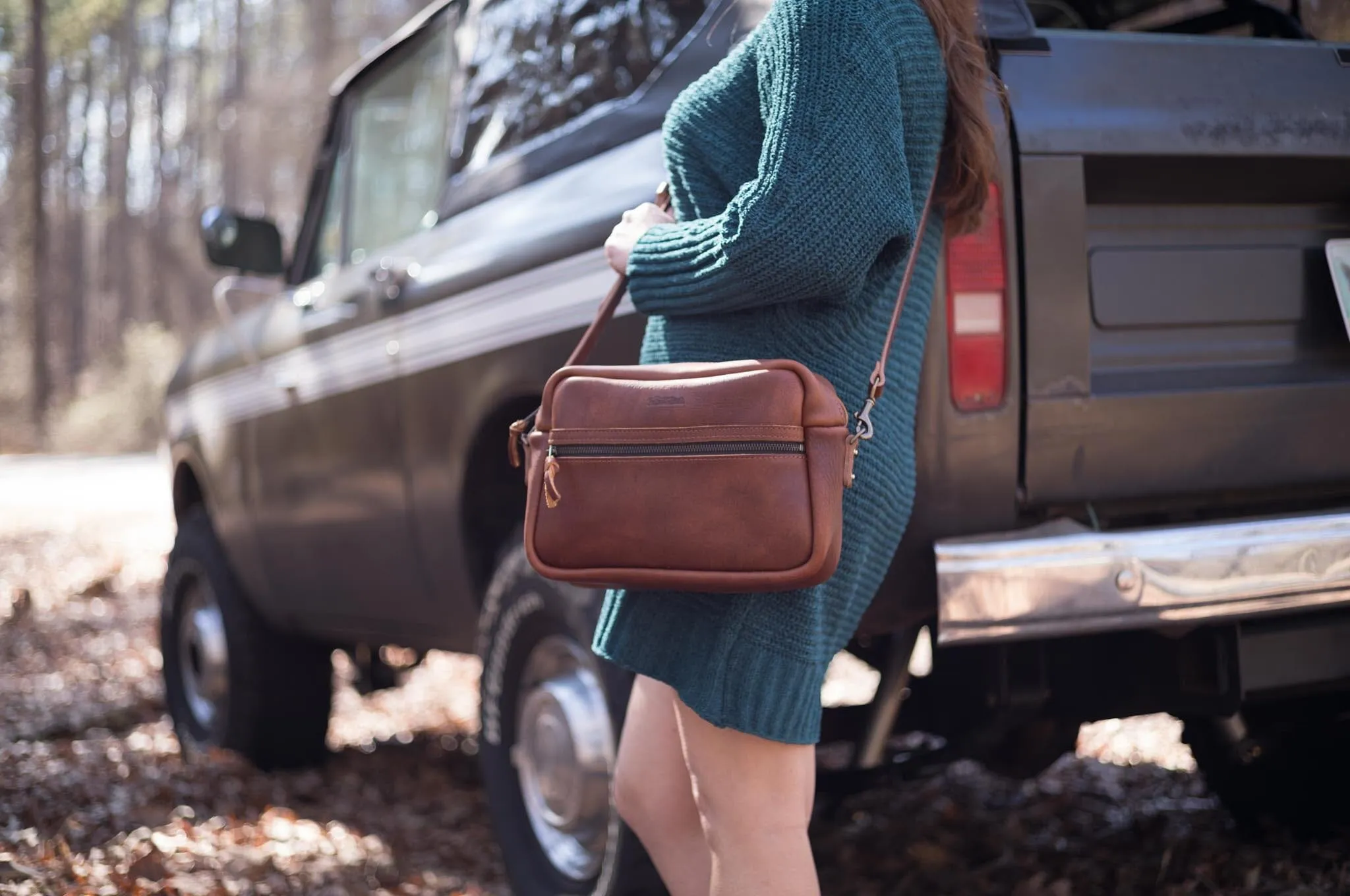 SARAH LEATHER CROSSBODY - MEDIUM - LEAD GRAY